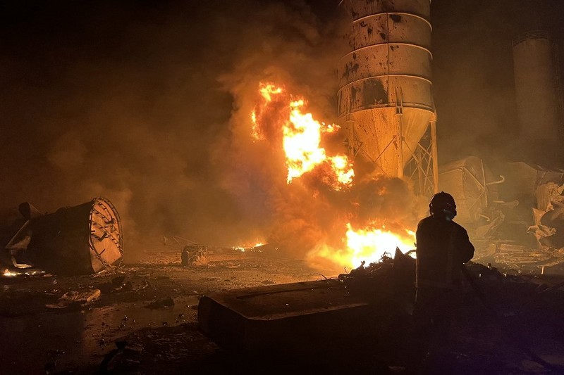 Kebakaran yang menghanguskan kompleks pabrik semen di Desa Ansar, dekat Doueir, Lebanon selatan, menyusul serangkaian serangan udara Israel, Kamis (16/10/2025). Kebakaran yang menghanguskan kompleks pabrik semen di Desa Ansar, dekat Doueir, Lebanon selatan, menyusul serangkaian serangan udara Israel, Kamis (16/10/2025). (AFP/MAHMOUD ZAYYAT)
