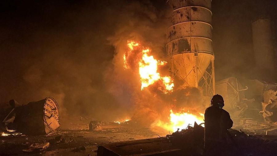 Kebakaran yang menghanguskan kompleks pabrik semen di Desa Ansar, dekat Doueir, Lebanon selatan, menyusul serangkaian serangan udara Israel, Kamis (16/10/2025). Kebakaran yang menghanguskan kompleks pabrik semen di Desa Ansar, dekat Doueir, Lebanon selatan, menyusul serangkaian serangan udara Israel, Kamis (16/10/2025). (AFP/MAHMOUD ZAYYAT)