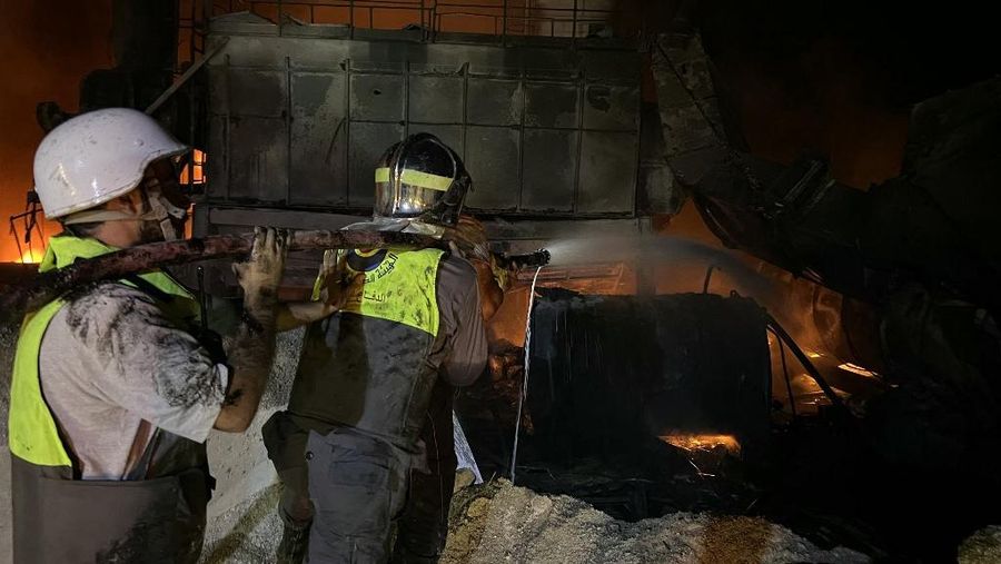 Kebakaran yang menghanguskan kompleks pabrik semen di Desa Ansar, dekat Doueir, Lebanon selatan, menyusul serangkaian serangan udara Israel, Kamis (16/10/2025). Kebakaran yang menghanguskan kompleks pabrik semen di Desa Ansar, dekat Doueir, Lebanon selatan, menyusul serangkaian serangan udara Israel, Kamis (16/10/2025). (AFP/MAHMOUD ZAYYAT)