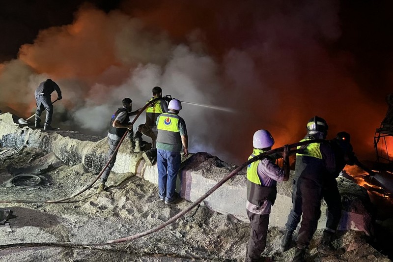 Kebakaran yang menghanguskan kompleks pabrik semen di Desa Ansar, dekat Doueir, Lebanon selatan, menyusul serangkaian serangan udara Israel, Kamis (16/10/2025). Kebakaran yang menghanguskan kompleks pabrik semen di Desa Ansar, dekat Doueir, Lebanon selatan, menyusul serangkaian serangan udara Israel, Kamis (16/10/2025). (AFP/MAHMOUD ZAYYAT)