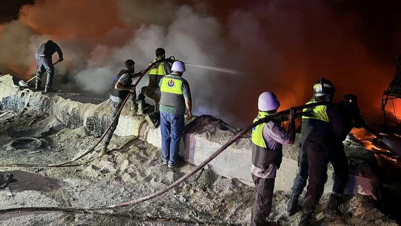 Kebakaran yang menghanguskan kompleks pabrik semen di Desa Ansar, dekat Doueir, Lebanon selatan, menyusul serangkaian serangan udara Israel, Kamis (16/10/2025). (AFP/MAHMOUD ZAYYAT)