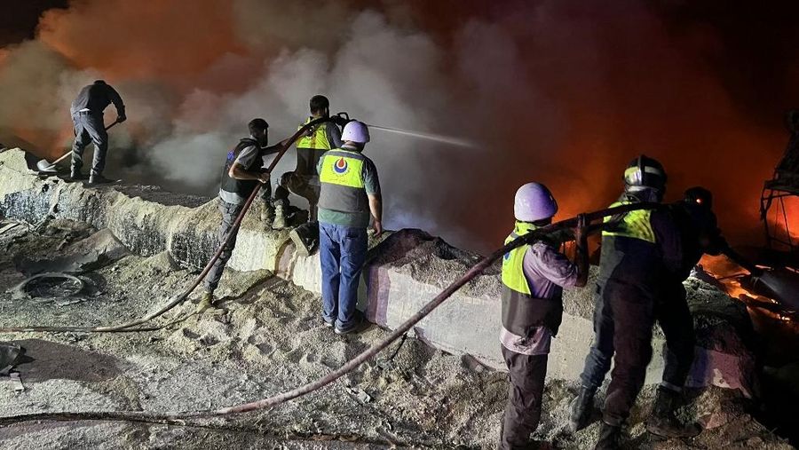 Kebakaran yang menghanguskan kompleks pabrik semen di Desa Ansar, dekat Doueir, Lebanon selatan, menyusul serangkaian serangan udara Israel, Kamis (16/10/2025). Kebakaran yang menghanguskan kompleks pabrik semen di Desa Ansar, dekat Doueir, Lebanon selatan, menyusul serangkaian serangan udara Israel, Kamis (16/10/2025). (AFP/MAHMOUD ZAYYAT)
