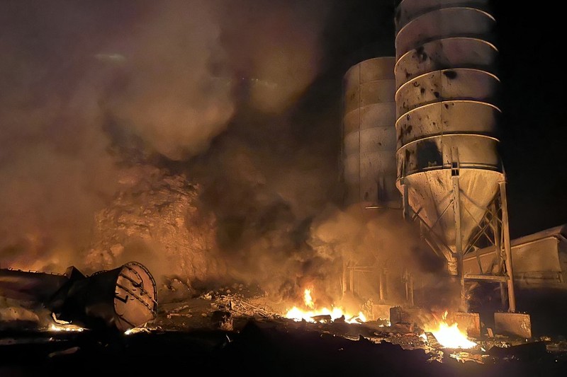 Kebakaran yang menghanguskan kompleks pabrik semen di Desa Ansar, dekat Doueir, Lebanon selatan, menyusul serangkaian serangan udara Israel, Kamis (16/10/2025). Kebakaran yang menghanguskan kompleks pabrik semen di Desa Ansar, dekat Doueir, Lebanon selatan, menyusul serangkaian serangan udara Israel, Kamis (16/10/2025). (AFP/MAHMOUD ZAYYAT)