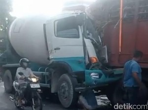 Truk Molen Remuk Tabrak Truk Gandeng Mogok di Pasuruan, Sopir Luka