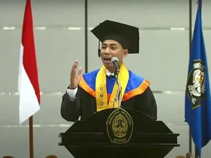 Kuliah Nyambi Jadi Buruh Mebel, Khoiri Jadi Wisudawan Berprestasi Undip