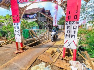 Senam Jantung Saat Melintas di Jembatan Sementara Cimaung