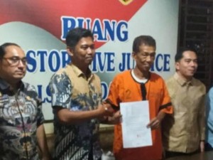 Warga Dorong Lurah ke Parit di Medan Bebas Lewat Restorative Justice