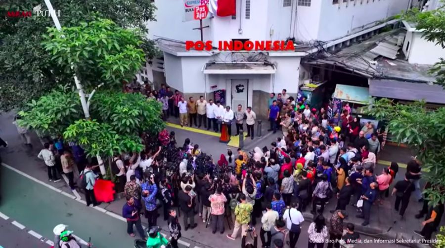 Menko Perekonomian Airlangga Hartarto bersama beberapa kabinet menteri Merah Putih menyampaikan konferensi pers terkait Peluncuran BLTS Kesra dan Program Magang Lulusan Perguruan Tinggi, (17/10/2025). (Tangkapan Layar Youtube/Sekretariat Presiden)