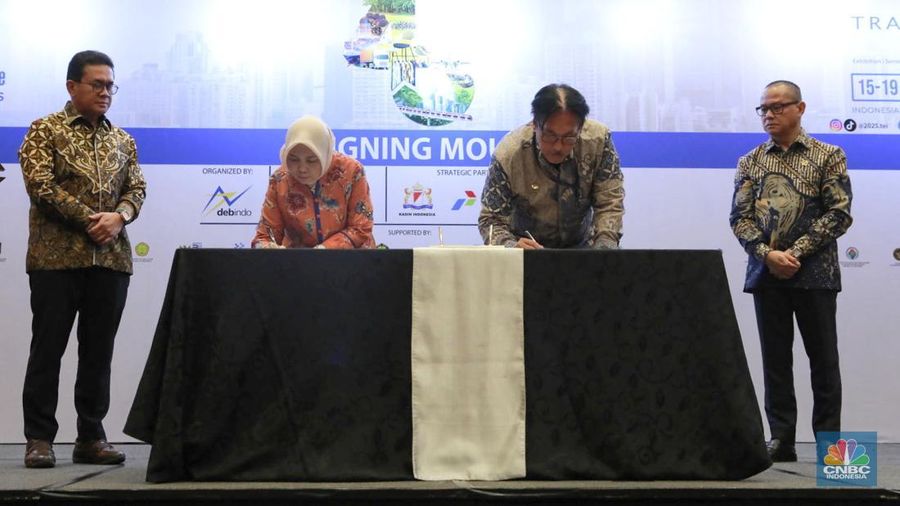 Penandatanganan kesepakatan bersama Menteri Perdagangan RI Budi Santoso dan Menteri Perlindungan Pekerja Migran Indonesia, Mukhtarudin tentang peningkatan sinergitas pelaksanaan urusan pemerintah di bidang perdagangan dan perlindungan pekerja migran Indonesia di Trade Expo Indonesia (TEI) 2025 ICE BSD City, Tangerang, Jumat, (17/10/2025). Penandatanganan kesepakatan bersama Menteri Perdagangan RI Budi Santoso dan Menteri Perlindungan Pekerja Migran Indonesia, Mukhtarudin tentang peningkatan sinergitas pelaksanaan urusan pemerintah di bidang perdagangan dan perlindungan pekerja migran Indonesia di Trade Expo Indonesia (TEI) 2025 ICE BSD City, Tangerang, Jumat, (17/10/2025). (CNBC Indonesia/Muhammad Sabki)