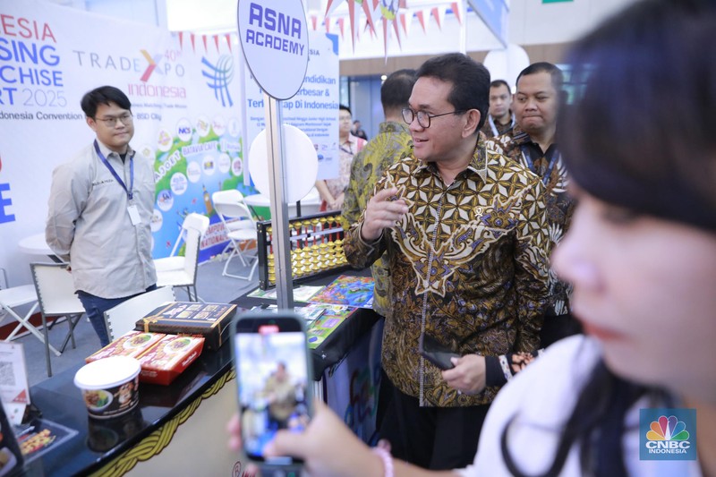 Menteri Perdagangan RI Budi Santoso melakukan kunjungan ke Asosiasi Lisensi Indonesia (ASENSI) dan tenant di ajang Trade Expo Indonesia (TEI) 2025 di ICE BSD City, Tangerang, Jumat, (17/10/2025). Menteri Perdagangan RI Budi Santoso melakukan kunjungan ke Asosiasi Lisensi Indonesia (ASENSI) dan tenant di ajang Trade Expo Indonesia (TEI) 2025 di ICE BSD City, Tangerang, Jumat, (17/10/2025). (CNBC Indonesia/Muhammad Sabki)