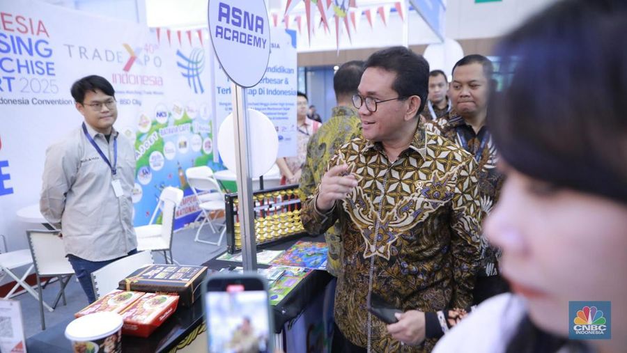 Menteri Perdagangan RI Budi Santoso melakukan kunjungan ke Asosiasi Lisensi Indonesia (ASENSI) dan tenant di ajang Trade Expo Indonesia (TEI) 2025 di ICE BSD City, Tangerang, Jumat, (17/10/2025). Menteri Perdagangan RI Budi Santoso melakukan kunjungan ke Asosiasi Lisensi Indonesia (ASENSI) dan tenant di ajang Trade Expo Indonesia (TEI) 2025 di ICE BSD City, Tangerang, Jumat, (17/10/2025). (CNBC Indonesia/Muhammad Sabki)