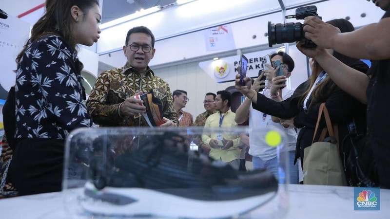 Menteri Perdagangan RI Budi Santoso melakukan kunjungan ke Asosiasi Lisensi Indonesia (ASENSI) dan tenant di ajang Trade Expo Indonesia (TEI) 2025  di ICE BSD City, Tangerang, Jumat, (17/10/2025). (CNBC Indonesia/Muhammad Sabki)