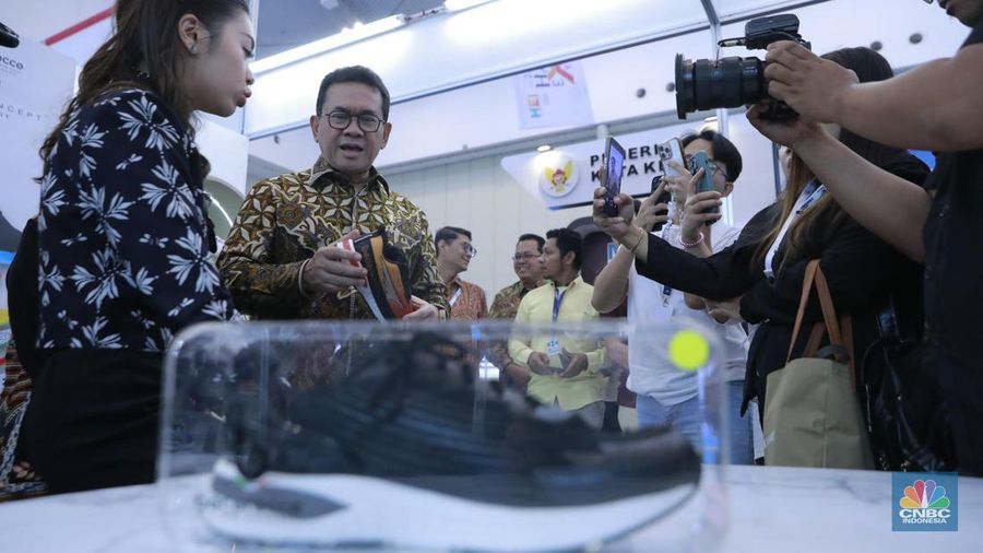 Menteri Perdagangan RI Budi Santoso melakukan kunjungan ke Asosiasi Lisensi Indonesia (ASENSI) dan tenant di ajang Trade Expo Indonesia (TEI) 2025 di ICE BSD City, Tangerang, Jumat, (17/10/2025). Menteri Perdagangan RI Budi Santoso melakukan kunjungan ke Asosiasi Lisensi Indonesia (ASENSI) dan tenant di ajang Trade Expo Indonesia (TEI) 2025 di ICE BSD City, Tangerang, Jumat, (17/10/2025). (CNBC Indonesia/Muhammad Sabki)