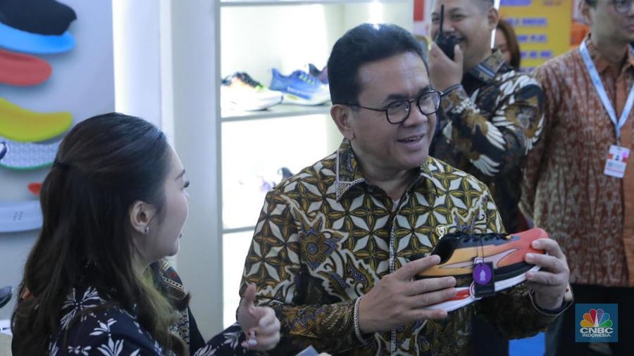 Menteri Perdagangan RI Budi Santoso melakukan kunjungan ke Asosiasi Lisensi Indonesia (ASENSI) dan tenant di ajang Trade Expo Indonesia (TEI) 2025 di ICE BSD City, Tangerang, Jumat, (17/10/2025). Menteri Perdagangan RI Budi Santoso melakukan kunjungan ke Asosiasi Lisensi Indonesia (ASENSI) dan tenant di ajang Trade Expo Indonesia (TEI) 2025 di ICE BSD City, Tangerang, Jumat, (17/10/2025). (CNBC Indonesia/Muhammad Sabki)