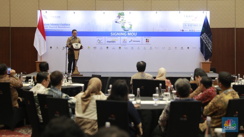 Penandatanganan kesepakatan bersama Menteri Perdagangan RI Budi Santoso dan Menteri Perlindungan Pekerja Migran Indonesia, Mukhtarudin tentang peningkatan sinergitas pelaksanaan urusan pemerintah di bidang perdagangan dan perlindungan pekerja migran Indonesia di Trade Expo Indonesia (TEI) 2025 ICE BSD City, Tangerang, Jumat, (17/10/2025). Penandatanganan kesepakatan bersama Menteri Perdagangan RI Budi Santoso dan Menteri Perlindungan Pekerja Migran Indonesia, Mukhtarudin tentang peningkatan sinergitas pelaksanaan urusan pemerintah di bidang perdagangan dan perlindungan pekerja migran Indonesia di Trade Expo Indonesia (TEI) 2025 ICE BSD City, Tangerang, Jumat, (17/10/2025). (CNBC Indonesia/Muhammad Sabki)