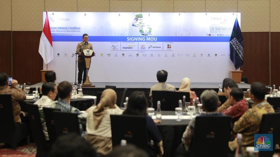 Penandatanganan kesepakatan bersama Menteri Perdagangan RI Budi Santoso dan Menteri Perlindungan Pekerja Migran Indonesia, Mukhtarudin tentang peningkatan sinergitas pelaksanaan urusan pemerintah di bidang perdagangan dan perlindungan pekerja migran Indonesia di Trade Expo Indonesia (TEI) 2025 ICE BSD City, Tangerang, Jumat, (17/10/2025). Penandatanganan kesepakatan bersama Menteri Perdagangan RI Budi Santoso dan Menteri Perlindungan Pekerja Migran Indonesia, Mukhtarudin tentang peningkatan sinergitas pelaksanaan urusan pemerintah di bidang perdagangan dan perlindungan pekerja migran Indonesia di Trade Expo Indonesia (TEI) 2025 ICE BSD City, Tangerang, Jumat, (17/10/2025). (CNBC Indonesia/Muhammad Sabki)