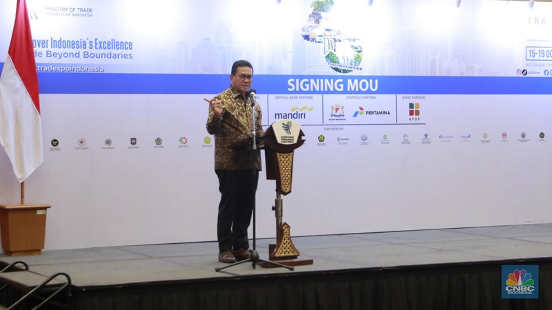 Penandatanganan kesepakatan bersama Menteri Perdagangan RI Budi Santoso dan Menteri Perlindungan Pekerja Migran Indonesia, Mukhtarudin tentang peningkatan sinergitas pelaksanaan urusan pemerintah di bidang perdagangan dan perlindungan pekerja migran Indonesia di Trade Expo Indonesia (TEI) 2025 ICE BSD City, Tangerang, Jumat, (17/10/2025). Penandatanganan kesepakatan bersama Menteri Perdagangan RI Budi Santoso dan Menteri Perlindungan Pekerja Migran Indonesia, Mukhtarudin tentang peningkatan sinergitas pelaksanaan urusan pemerintah di bidang perdagangan dan perlindungan pekerja migran Indonesia di Trade Expo Indonesia (TEI) 2025 ICE BSD City, Tangerang, Jumat, (17/10/2025). (CNBC Indonesia/Muhammad Sabki)