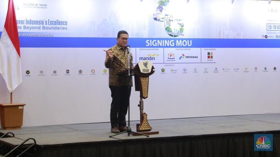 Penandatanganan kesepakatan bersama Menteri Perdagangan RI Budi Santoso dan Menteri Perlindungan Pekerja Migran Indonesia, Mukhtarudin tentang peningkatan sinergitas pelaksanaan urusan pemerintah di bidang perdagangan dan perlindungan pekerja migran Indonesia di Trade Expo Indonesia (TEI) 2025 ICE BSD City, Tangerang, Jumat, (17/10/2025). Penandatanganan kesepakatan bersama Menteri Perdagangan RI Budi Santoso dan Menteri Perlindungan Pekerja Migran Indonesia, Mukhtarudin tentang peningkatan sinergitas pelaksanaan urusan pemerintah di bidang perdagangan dan perlindungan pekerja migran Indonesia di Trade Expo Indonesia (TEI) 2025 ICE BSD City, Tangerang, Jumat, (17/10/2025). (CNBC Indonesia/Muhammad Sabki)