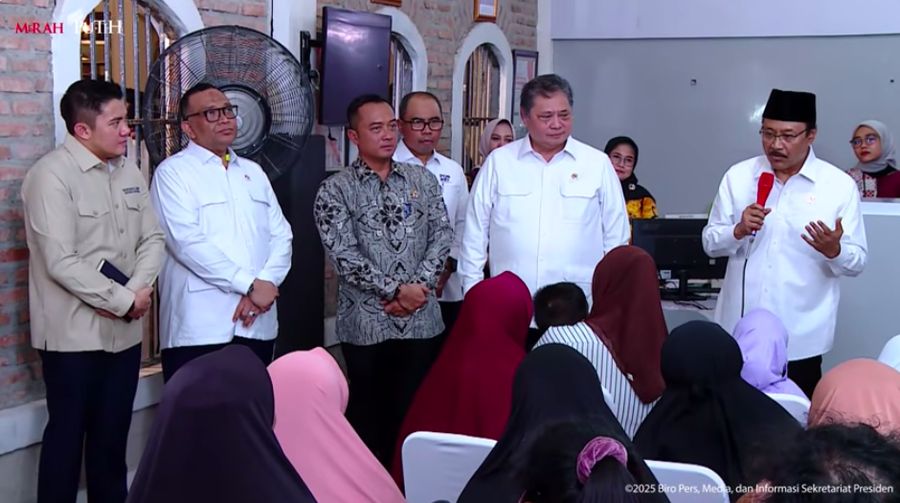 Menteri Sosial, Saifullah Yusuf alias Gus Ipul bersama beberapa Menteri Kabinet Merah Putih saat menyampaikan Konferensi pers terkait LIVE: Peluncuran BLTS Kesra dan Program Magang Lulusan Perguruan Tinggi, (17/10/2025). (Tangkapan Layar Youtube/Sekretariat Presiden)
