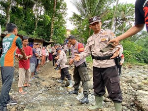 Polres Purbalingga Bantu Tangani Jalan Amblas Akibat Longsor di Panusupan
