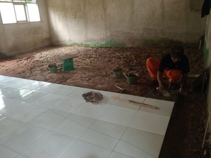 Nggak Perlu Alat Mahal, Begini Cara Cek Kualitas Keramik dan Dinding Rumah