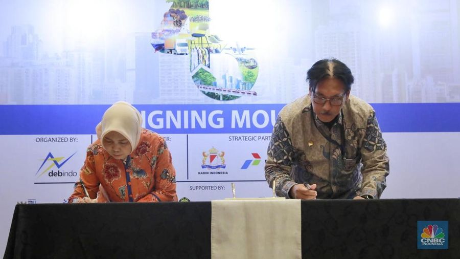 Penandatanganan kesepakatan bersama Menteri Perdagangan RI Budi Santoso dan Menteri Perlindungan Pekerja Migran Indonesia, Mukhtarudin tentang peningkatan sinergitas pelaksanaan urusan pemerintah di bidang perdagangan dan perlindungan pekerja migran Indonesia di Trade Expo Indonesia (TEI) 2025 ICE BSD City, Tangerang, Jumat, (17/10/2025). Penandatanganan kesepakatan bersama Menteri Perdagangan RI Budi Santoso dan Menteri Perlindungan Pekerja Migran Indonesia, Mukhtarudin tentang peningkatan sinergitas pelaksanaan urusan pemerintah di bidang perdagangan dan perlindungan pekerja migran Indonesia di Trade Expo Indonesia (TEI) 2025 ICE BSD City, Tangerang, Jumat, (17/10/2025). (CNBC Indonesia/Muhammad Sabki)