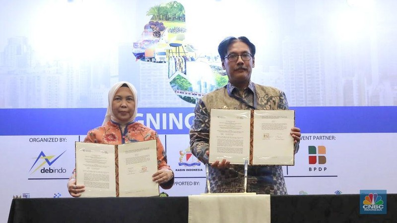 Penandatanganan kesepakatan bersama Menteri Perdagangan RI Budi Santoso dan Menteri Perlindungan Pekerja Migran Indonesia, Mukhtarudin tentang peningkatan sinergitas pelaksanaan urusan pemerintah di bidang perdagangan dan perlindungan pekerja migran Indonesia di Trade Expo Indonesia (TEI) 2025  ICE BSD City, Tangerang, Jumat, (17/10/2025). (CNBC Indonesia/Muhammad Sabki)