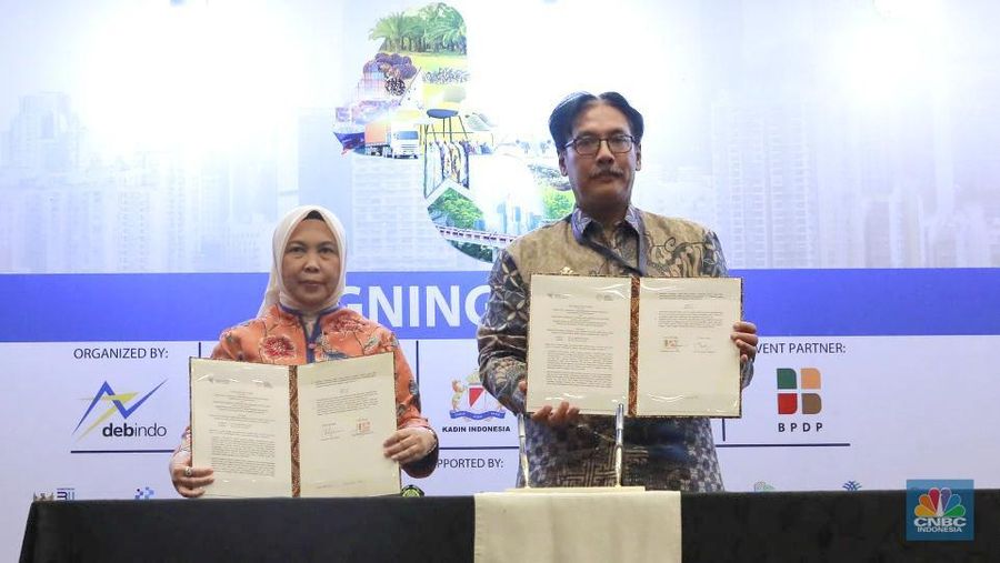 Penandatanganan kesepakatan bersama Menteri Perdagangan RI Budi Santoso dan Menteri Perlindungan Pekerja Migran Indonesia, Mukhtarudin tentang peningkatan sinergitas pelaksanaan urusan pemerintah di bidang perdagangan dan perlindungan pekerja migran Indonesia di Trade Expo Indonesia (TEI) 2025 ICE BSD City, Tangerang, Jumat, (17/10/2025). Penandatanganan kesepakatan bersama Menteri Perdagangan RI Budi Santoso dan Menteri Perlindungan Pekerja Migran Indonesia, Mukhtarudin tentang peningkatan sinergitas pelaksanaan urusan pemerintah di bidang perdagangan dan perlindungan pekerja migran Indonesia di Trade Expo Indonesia (TEI) 2025 ICE BSD City, Tangerang, Jumat, (17/10/2025). (CNBC Indonesia/Muhammad Sabki)