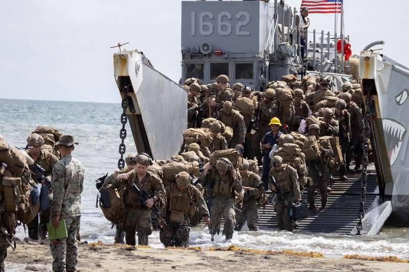 Personel Angkatan Laut AS berpartisipasi dalam latihan di atas kendaraan Light Amphibious Reconnaissance Crafts (LARC) di Arroyo, Puerto Riko, 16 Oktober 2025. Personel Angkatan Laut AS berpartisipasi dalam latihan di atas kendaraan Light Amphibious Reconnaissance Crafts (LARC) di Arroyo, Puerto Riko, 16 Oktober 2025. (REUTERS/Ricardo Arduengo)
