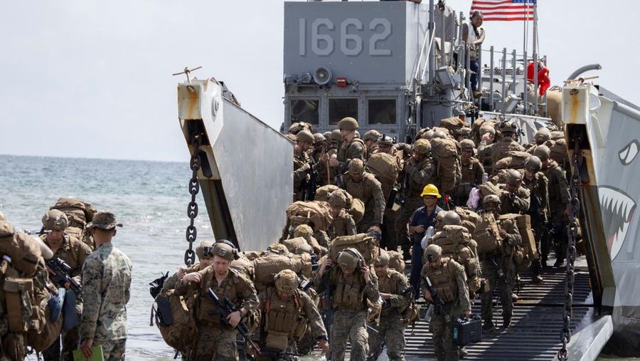 Personel Angkatan Laut AS berpartisipasi dalam latihan di atas kendaraan Light Amphibious Reconnaissance Crafts (LARC) di Arroyo, Puerto Riko, 16 Oktober 2025. (REUTERS/Ricardo Arduengo)