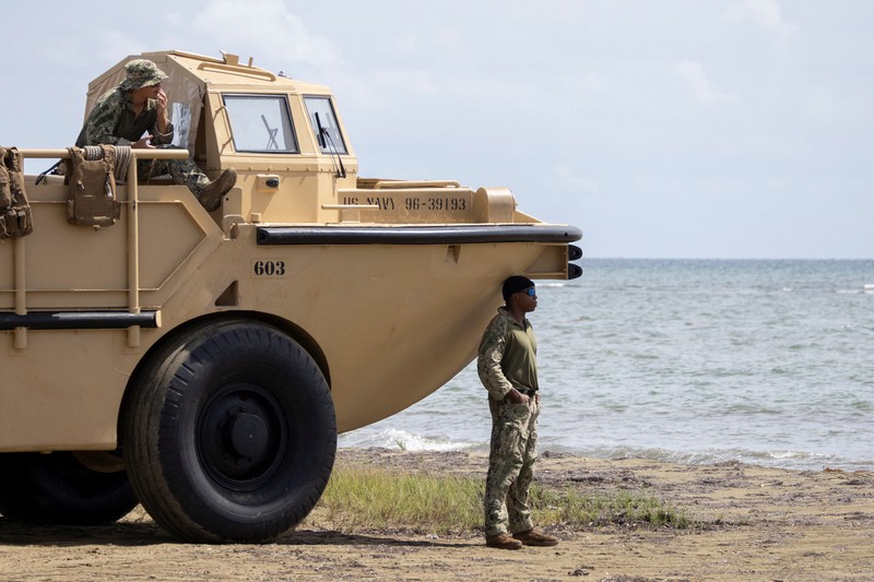 Personel Angkatan Laut AS berpartisipasi dalam latihan di atas kendaraan Light Amphibious Reconnaissance Crafts (LARC) di Arroyo, Puerto Riko, 16 Oktober 2025. Personel Angkatan Laut AS berpartisipasi dalam latihan di atas kendaraan Light Amphibious Reconnaissance Crafts (LARC) di Arroyo, Puerto Riko, 16 Oktober 2025. (REUTERS/Ricardo Arduengo)