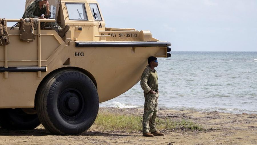 Personel Angkatan Laut AS berpartisipasi dalam latihan di atas kendaraan Light Amphibious Reconnaissance Crafts (LARC) di Arroyo, Puerto Riko, 16 Oktober 2025. (REUTERS/Ricardo Arduengo)