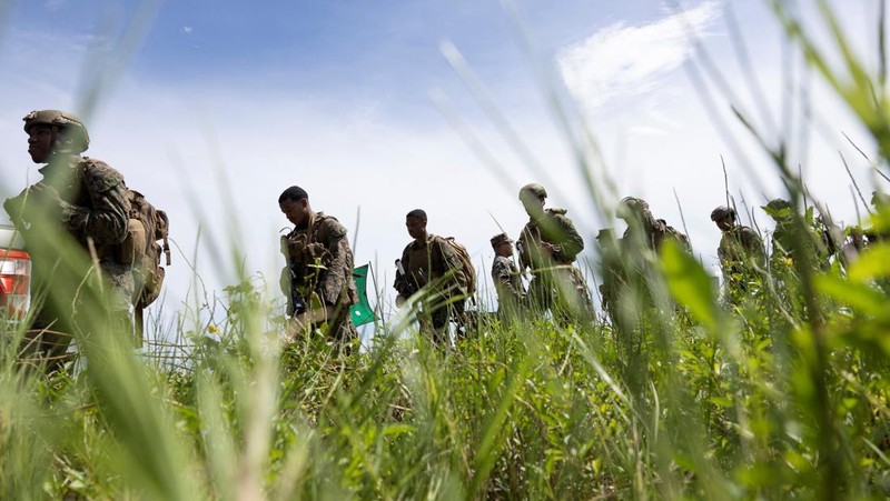 Personel Angkatan Laut AS berpartisipasi dalam latihan di atas kendaraan Light Amphibious Reconnaissance Crafts (LARC) di Arroyo, Puerto Riko, 16 Oktober 2025. (REUTERS/Ricardo Arduengo)