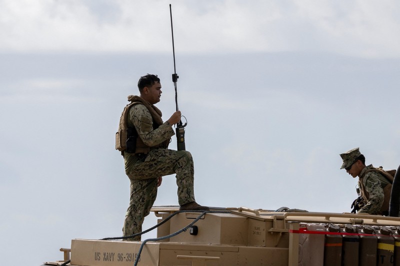 Personel Angkatan Laut AS berpartisipasi dalam latihan di atas kendaraan Light Amphibious Reconnaissance Crafts (LARC) di Arroyo, Puerto Riko, 16 Oktober 2025. Personel Angkatan Laut AS berpartisipasi dalam latihan di atas kendaraan Light Amphibious Reconnaissance Crafts (LARC) di Arroyo, Puerto Riko, 16 Oktober 2025. (REUTERS/Ricardo Arduengo)