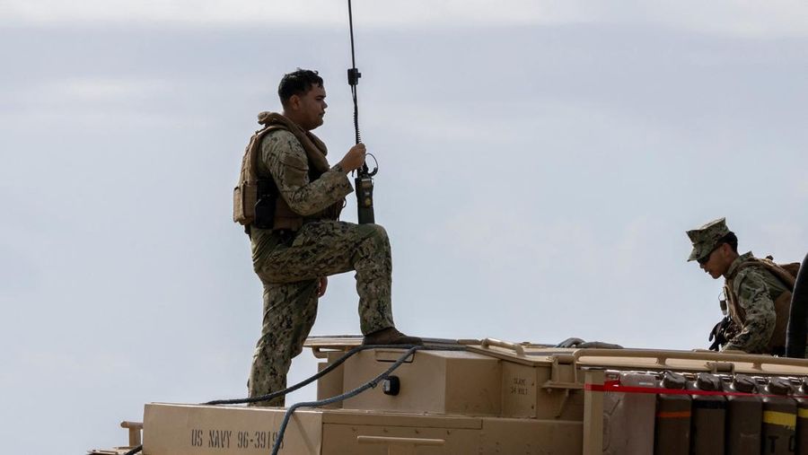 Personel Angkatan Laut AS berpartisipasi dalam latihan di atas kendaraan Light Amphibious Reconnaissance Crafts (LARC) di Arroyo, Puerto Riko, 16 Oktober 2025. Personel Angkatan Laut AS berpartisipasi dalam latihan di atas kendaraan Light Amphibious Reconnaissance Crafts (LARC) di Arroyo, Puerto Riko, 16 Oktober 2025. (REUTERS/Ricardo Arduengo)