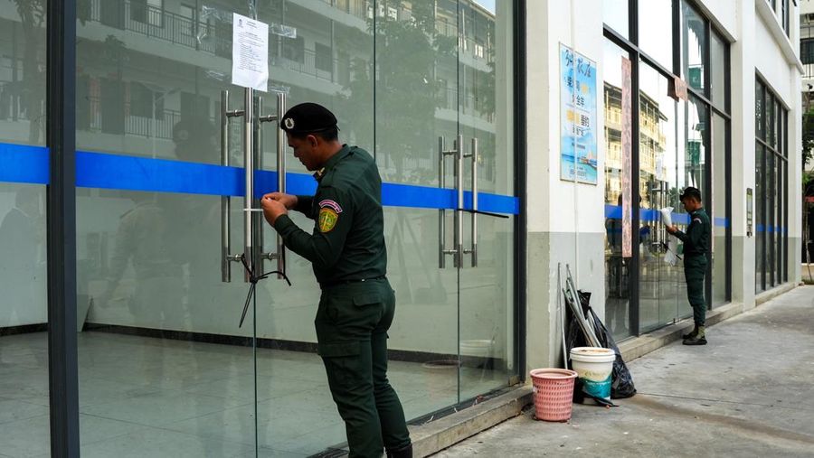Pihak berwenang Kamboja mengunci pintu-pintu gedung di dalam kompleks, tempat Wakil Menteri Luar Negeri Korea Selatan Kim Jina berkunjung setelah bertemu dengan Perdana Menteri Kamboja Hun Manet untuk membahas masalah penipuan pekerjaan yang mengakibatkan kematian seorang mahasiswa Korea Selatan, di provinsi Takeo, Kamboja, 16 Oktober 2025. (REUTERS/Roun Ry)