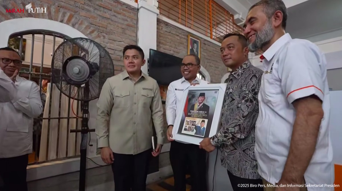 Airlangga dan 3 Menteri Prabowo Bagi-Bagi BLT ke 50 Penerima Baru