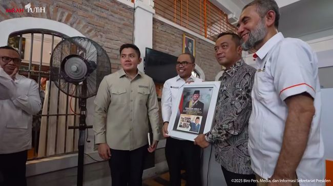 Airlangga dan 3 Menteri Prabowo Bagi-Bagi BLT ke 50 Penerima Baru