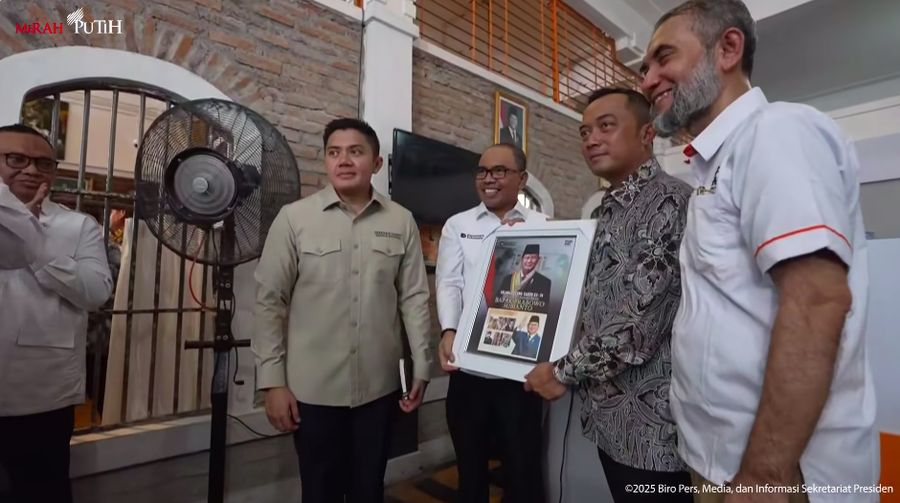 Sekretaris Kabinet, Teddy Indra Wijaya bersama para Menteri Kabinet Merah Putih saat Peluncuran BLTS Kesra dan Program Magang Lulusan Perguruan Tinggi, (17/10/2025). (Tangkapan Layar Youtube/Sekretariat Presiden)