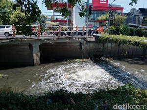 Heboh Semburan Misterius Air Bau Gas di Sungai Rungkut Surabaya