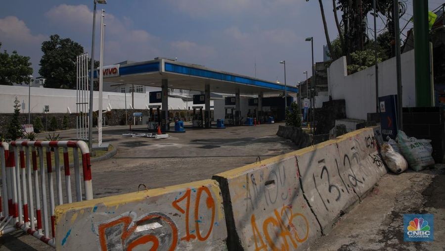 Susana sepi Stasiun Pengisian Bahan Bakar UMUM (SPBU) VIVO yang tidak beroperasi di Kawasan JL. Kapten Tendean, Jakarta, Jumat (17/10/2025). (CNBC Indonesia/Faisal Rahman)