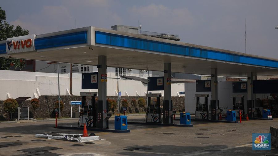 Susana sepi Stasiun Pengisian Bahan Bakar UMUM (SPBU) VIVO yang tidak beroperasi di Kawasan JL. Kapten Tendean, Jakarta, Jumat (17/10/2025). (CNBC Indonesia/Faisal Rahman)