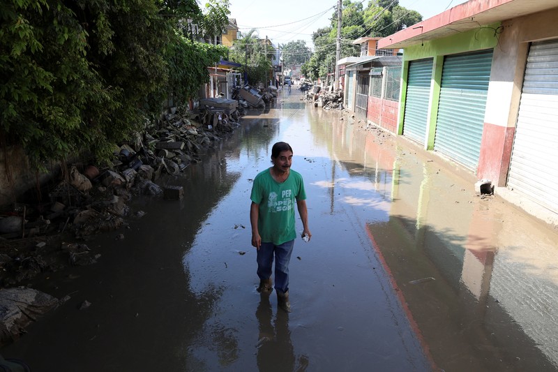 Tim relawan bergotong royong membantu warga yang terisolasi akibat banjir besar di Meksiko bagian tengah dan timur. Bencana ini telah menewaskan sedikitnya 64 orang, sementara 65 lainnya dilaporkan hilang, Jumat (17/10/2025). Tim relawan bergotong royong membantu warga yang terisolasi akibat banjir besar di Meksiko bagian tengah dan timur. Bencana ini telah menewaskan sedikitnya 64 orang, sementara 65 lainnya dilaporkan hilang, Jumat (17/10/2025). (REUTERS/Henry Romero)