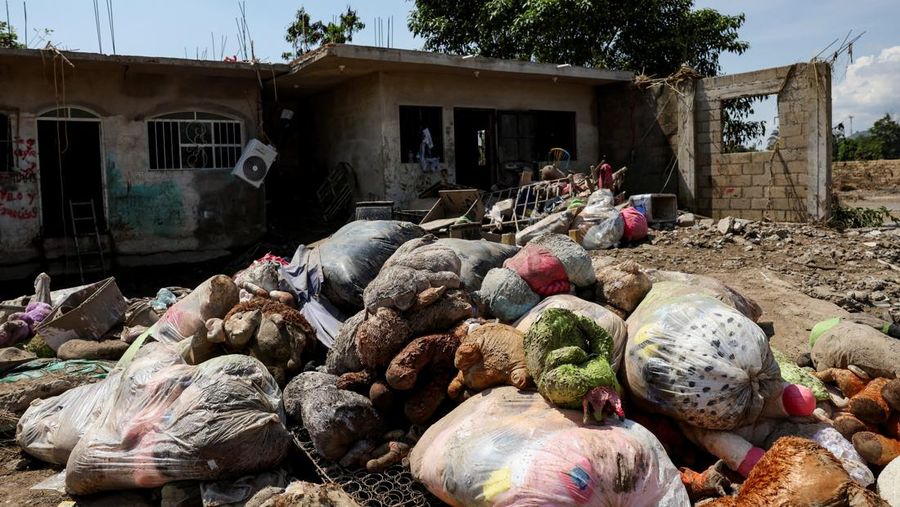 Tim relawan bergotong royong membantu warga yang terisolasi akibat banjir besar di Meksiko bagian tengah dan timur. Bencana ini telah menewaskan sedikitnya 64 orang, sementara 65 lainnya dilaporkan hilang, Jumat (17/10/2025). Tim relawan bergotong royong membantu warga yang terisolasi akibat banjir besar di Meksiko bagian tengah dan timur. Bencana ini telah menewaskan sedikitnya 64 orang, sementara 65 lainnya dilaporkan hilang, Jumat (17/10/2025). (REUTERS/Henry Romero)