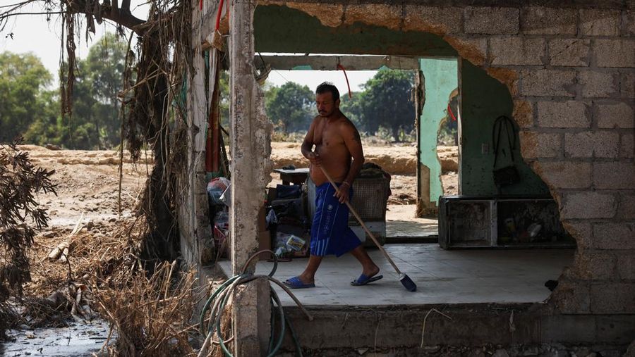 Tim relawan bergotong royong membantu warga yang terisolasi akibat banjir besar di Meksiko bagian tengah dan timur. Bencana ini telah menewaskan sedikitnya 64 orang, sementara 65 lainnya dilaporkan hilang, Jumat (17/10/2025). Tim relawan bergotong royong membantu warga yang terisolasi akibat banjir besar di Meksiko bagian tengah dan timur. Bencana ini telah menewaskan sedikitnya 64 orang, sementara 65 lainnya dilaporkan hilang, Jumat (17/10/2025). (REUTERS/Henry Romero)