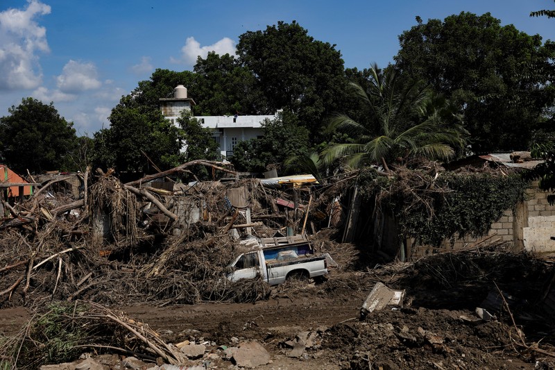 Tim relawan bergotong royong membantu warga yang terisolasi akibat banjir besar di Meksiko bagian tengah dan timur. Bencana ini telah menewaskan sedikitnya 64 orang, sementara 65 lainnya dilaporkan hilang, Jumat (17/10/2025). Tim relawan bergotong royong membantu warga yang terisolasi akibat banjir besar di Meksiko bagian tengah dan timur. Bencana ini telah menewaskan sedikitnya 64 orang, sementara 65 lainnya dilaporkan hilang, Jumat (17/10/2025). (REUTERS/Henry Romero)