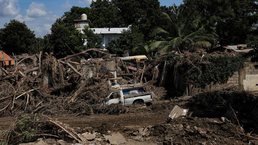 Tim relawan bergotong royong membantu warga yang terisolasi akibat banjir besar di Meksiko bagian tengah dan timur. Bencana ini telah menewaskan sedikitnya 64 orang, sementara 65 lainnya dilaporkan hilang, Jumat (17/10/2025). Tim relawan bergotong royong membantu warga yang terisolasi akibat banjir besar di Meksiko bagian tengah dan timur. Bencana ini telah menewaskan sedikitnya 64 orang, sementara 65 lainnya dilaporkan hilang, Jumat (17/10/2025). (REUTERS/Henry Romero)