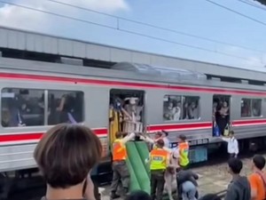 Video: Momen Evakuasi Penumpang KRL Pakai Perosotan di Stasiun Daru Tangerang