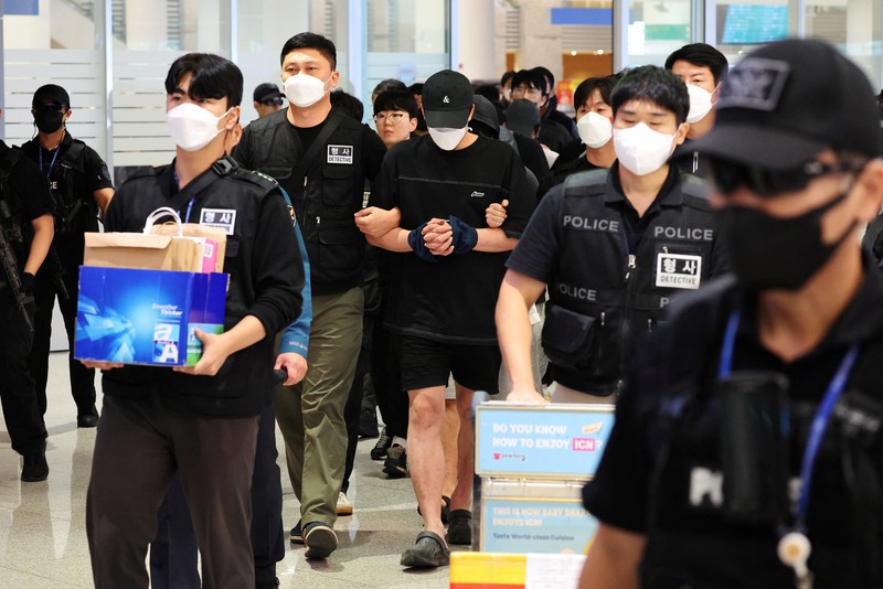 Kamboja mendeportasi warga Korea Selatan atas dugaan keterlibatan dalam penipuan daring, Sabtu (19/10/2025). (Agence Kampuchea Press/Handout via REUTERS) Kamboja mendeportasi warga Korea Selatan atas dugaan keterlibatan dalam penipuan daring, Sabtu (19/10/2025). (Agence Kampuchea Press/Handout via REUTERS)