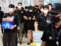 Penampakan Puluhan Tahanan Penipuan Online Dipulangkan ke Korea